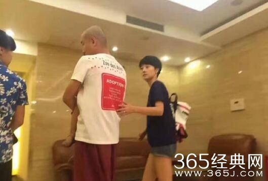 文章光头抱女儿 和马伊俐回老家过中秋佳节