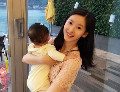 奶茶妹妹抱女儿出镜 刘强东女儿首度曝光