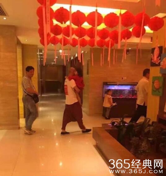 文章光头抱女儿 和马伊俐回老家过中秋佳节