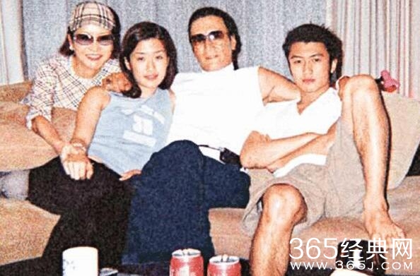 谢霆锋晒全家福 画面非常温馨满满都是爱