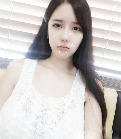 韩国惊现最胸LOL女主播 衣服居然给撑爆了