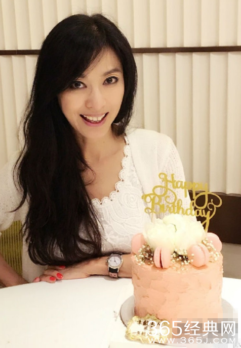 米雪庆祝61岁生日 晒近照完全就是少女模样