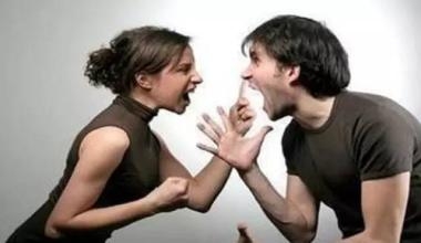 夫妻为王宝强离婚打架 家人无奈求助警察