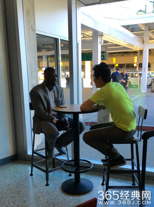 网曝李云迪与黑人歌手阿肯机场热聊 关系甚好