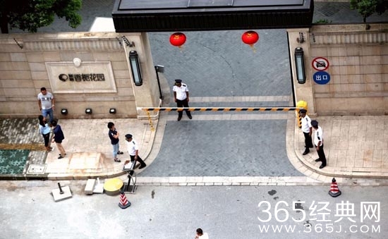 乔任梁粉丝前往哀悼 其住宅门口戒备森严