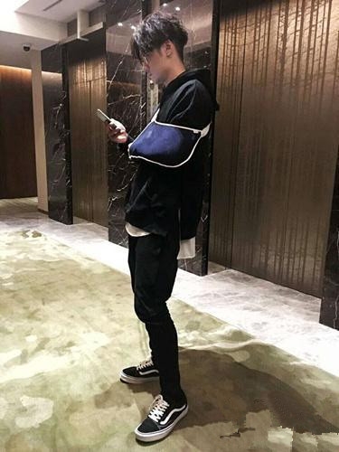 蒋劲夫手绑绷带录歌 网友调侃：用生命在唱歌