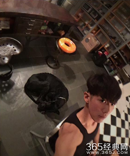 实力撩妹！柯震东和狗狗玩自拍秀肌肉
