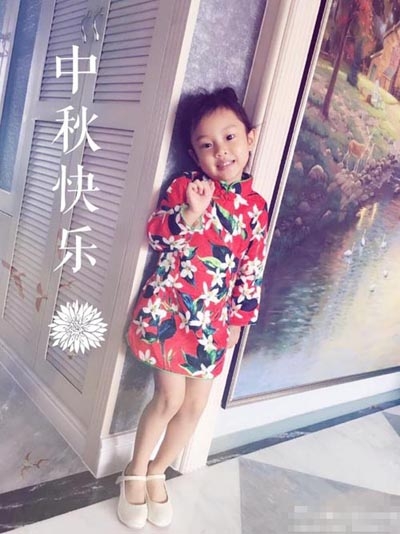 甜馨穿高跟鞋旗袍 长腿尽显温婉气质佳