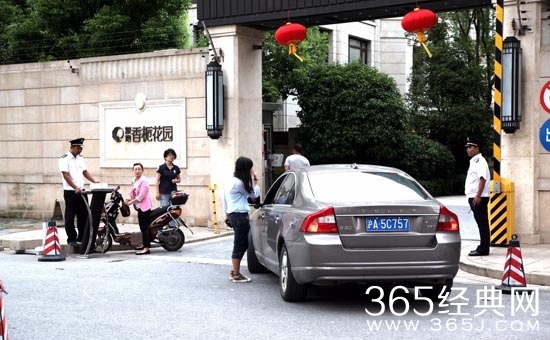 乔任梁粉丝前往哀悼 其住宅门口戒备森严