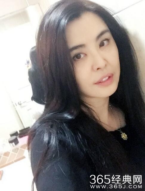 王祖贤中秋晒照送祝福：世间话，留给世间人去说