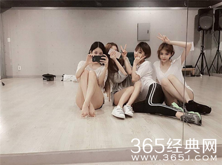 韩国惊现最胸LOL女主播 衣服居然给撑爆了