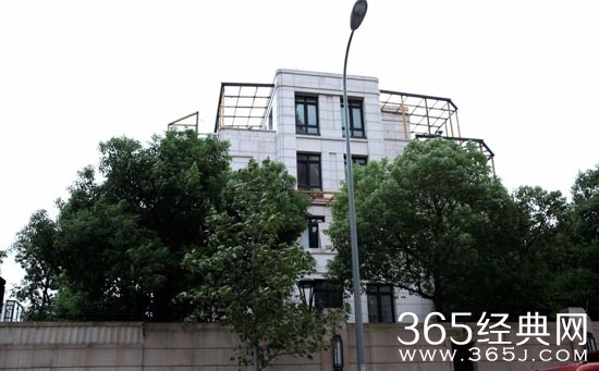 乔任梁粉丝前往哀悼 其住宅门口戒备森严