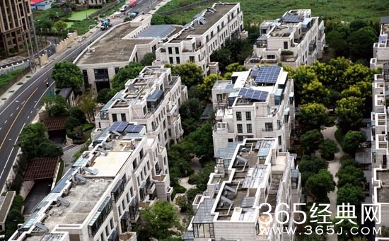 乔任梁粉丝前往哀悼 其住宅门口戒备森严