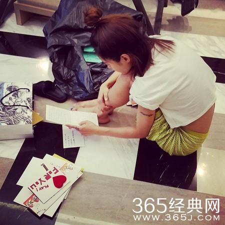 蔡依林坐地看卡片 侧露“小蛮腰”超犯规