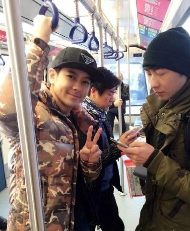 林志颖北京坐公车 周围都是人居然无人识