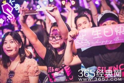 汪苏泷首场个唱华丽亮相 热舞加金曲引爆现场