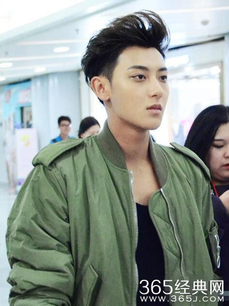 表情包再现！黄子韬航班延误一脸生无可恋