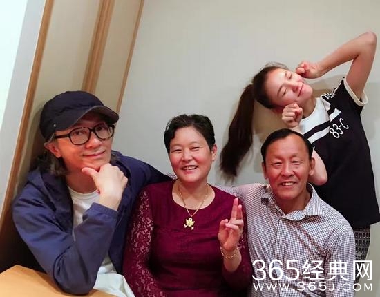 师父微笑徒儿搞怪 林允携父母“拜见”周星驰