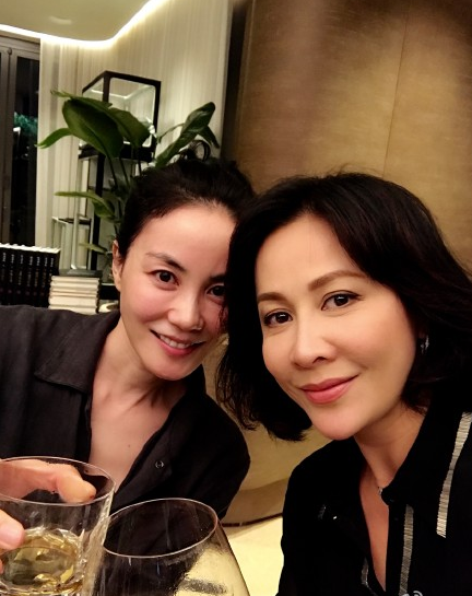 气场太强！王菲刘嘉玲举杯合影脸泛红晕