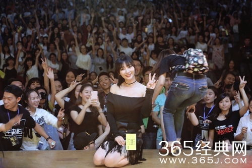 柳岩侧身绑带裙秀傲人曲线 跪地与粉丝合影