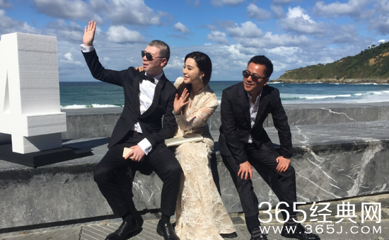 范冰冰晒合影主动搭肩 网友调侃王中磊像蹭照