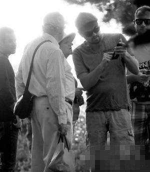 这不是巧了吗！迷路老夫妇问路问到小李子