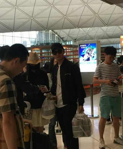 黄晓明夫妇机场恩爱现身 Baby平底鞋衣服宽松