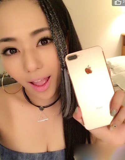 苍井空微博大晒iPhone7 plus 酥胸微露摇滚少女很性感