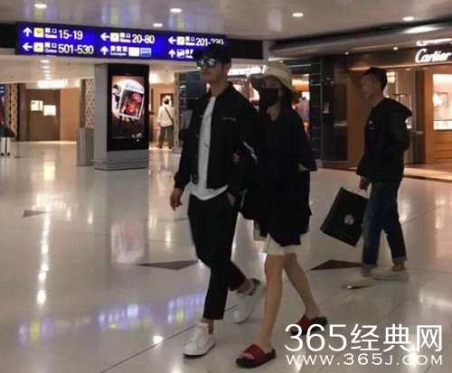 黄晓明夫妇机场恩爱现身 Baby平底鞋衣服宽松