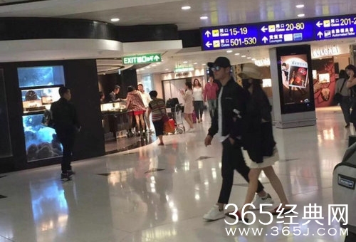黄晓明夫妇机场恩爱现身 Baby平底鞋衣服宽松