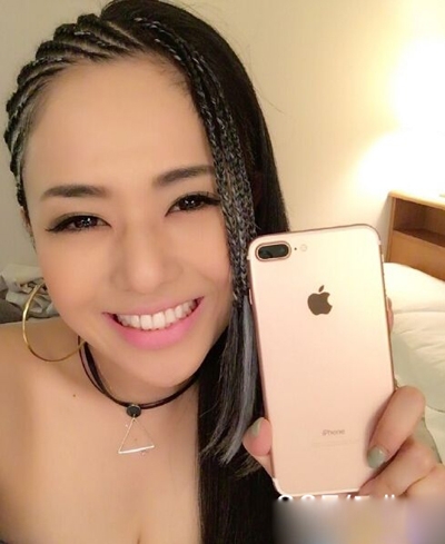 苍井空微博大晒iPhone7 plus 酥胸微露摇滚少女很性感