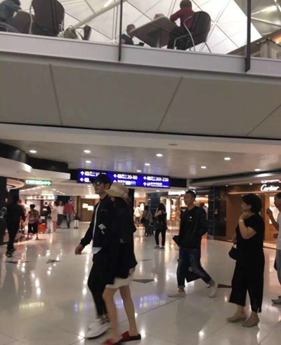 黄晓明夫妇机场恩爱现身 Baby平底鞋衣服宽松
