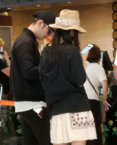 黄晓明夫妇机场恩爱现身 Baby平底鞋衣服宽松