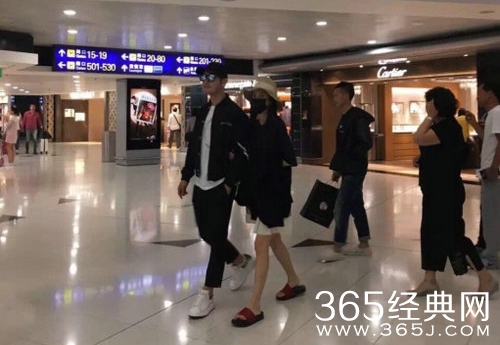 黄晓明夫妇机场恩爱现身 Baby平底鞋衣服宽松