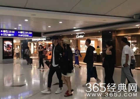 黄晓明夫妇机场恩爱现身 Baby平底鞋衣服宽松