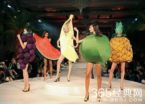 2017伦敦春夏时装周上演 超模化身水果走秀