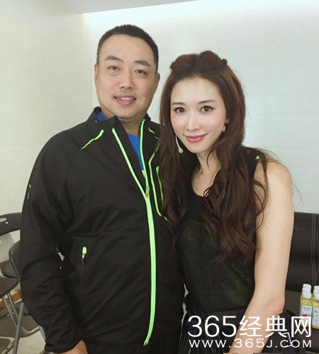 刘国梁借合影证身高 网友：志玲姐姐请站起来