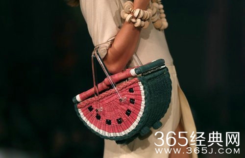 2017伦敦春夏时装周上演 超模化身水果走秀