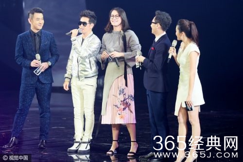 林志颖与女排合影 身高172cm的他这就尴尬了