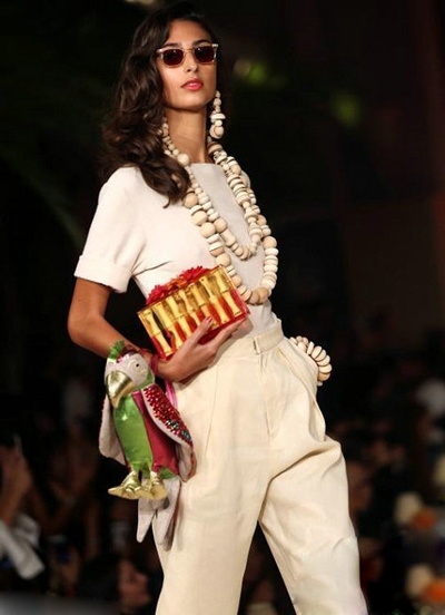 2017伦敦春夏时装周上演 超模化身水果走秀