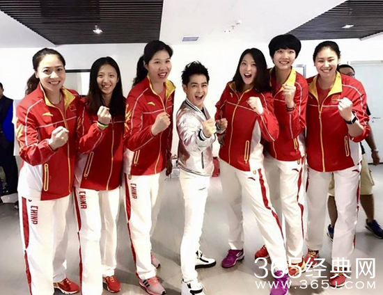 林志颖与女排合影 身高172cm的他这就尴尬了