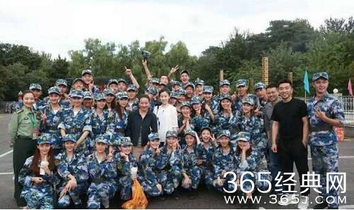 关晓彤班级大合照曝光各个都是俊男美女