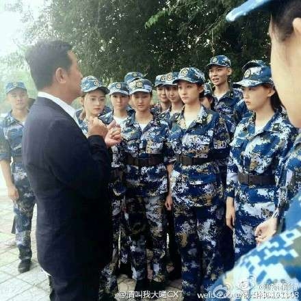 关晓彤班级大合照曝光各个都是俊男美女