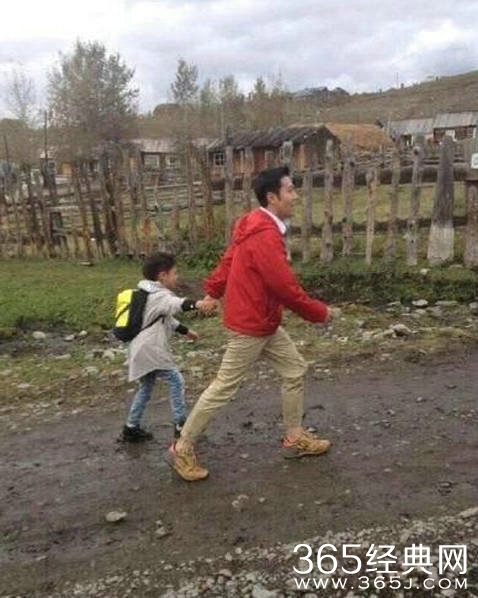 蔡国庆承认已婚加盟爸爸4 罕见晒出与儿子合影