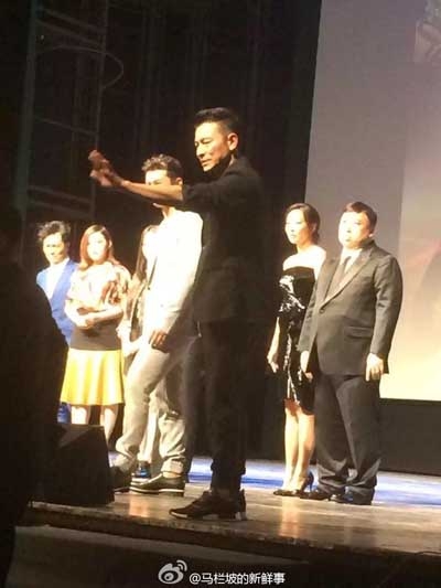 刘德华疑因粉丝被保安推搡 情绪激动当场发飙