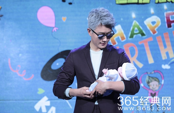 活久见！佟大为头顶外公灰变二次元潮男