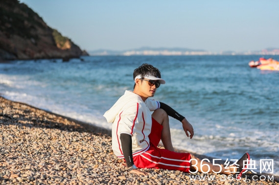 袁弘谈胡歌参加婚礼屡被调侃：他不心胸狭窄