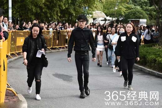 众星到达乔任梁追思会现场 陪伴最后一程