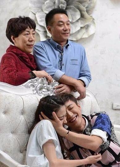 乔任梁追悼会上爸爸落泪：我们不怪你 永远爱你