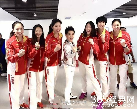 有对比才有伤害！林志颖合影女排队员变小矮人